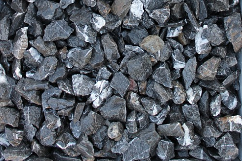 Kamenclub.ru: Щебень крошка черный (мрамор) фр. 3-5 мм.  купить в Петрозаводске мрамор черный белый с прожилками щебень мраморный декоративный колотый 18000 руб/т   фото КАМЕНЬ КЛУБ