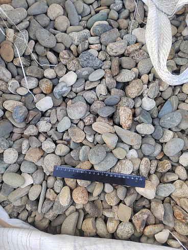 Kamenclub.ru: Галька речная окат (серая) фр.40-60 мм купить  в Петрозаводске галька речная серый бежевый рыжий коричневый округлый речной камень 5000 руб/т   фото КАМЕНЬ КЛУБ