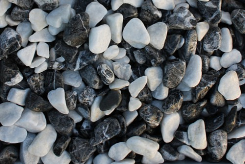 Kamenclub.ru: Мраморная крошка (щебень галтованный микс:белый-черный) фр.40-70 мм.  купить в Петрозаводске мрамор белый, черный айвори серый галтовка природного камня 15500 руб/т   фото КАМЕНЬ КЛУБ