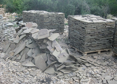 Kamenclub.ru: Песчаник пластушка серо-зеленый (1,5 см)  купить в Петрозаводске плитняк - пластушка серо-зеленый, серый, зеленый пластушка рваная ландшафтная колотая 10200 руб/м3   фото КАМЕНЬ КЛУБ