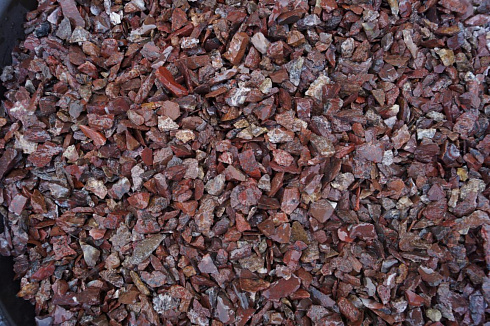 Kamenclub.ru: Щебень крошка красный (ЯШМА) фр. 20-40 мм.  купить в Петрозаводске яшма красный, бордовый декоративный ландшафтный щебень 9000 руб/т   фото КАМЕНЬ КЛУБ
