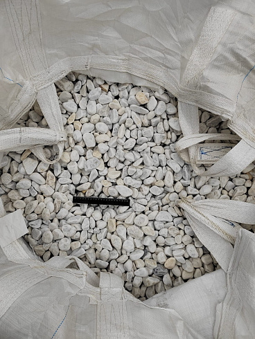 Kamenclub.ru: Мраморная крошка (щебень галтованный белый) фр.40-70 мм.  купить в Петрозаводске мрамор белый молочный айвори окатанный округлый природный камень 17000 руб/т   фото КАМЕНЬ КЛУБ