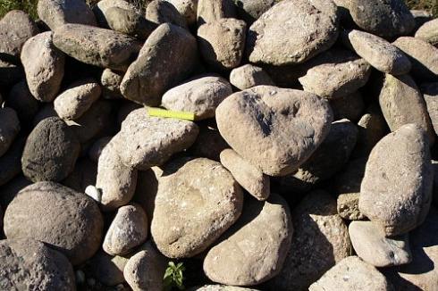 Kamenclub.ru: Конгломераты фр. 300-1000 мм.  купить в Петрозаводске кварц мрамор диабаз коричневый, серый зеленоватый речной валун крупный 6500 руб/т   фото КАМЕНЬ КЛУБ