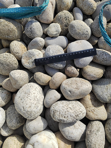 Kamenclub.ru: Галька речная окат (серо-белая) фр. 70-120 мм купить  в Петрозаводске галька галечник бело-серая, серо-белая, серая, белая речная природная галька  8000 руб/т   фото КАМЕНЬ КЛУБ