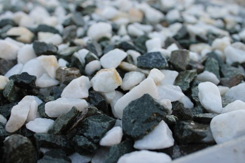 Kamenclub.ru: Мраморная крошка (щебень крошка микс: белый-зеленый) фр. 10-20 мм.  купить в Петрозаводске мрамор белый, зеленый каменная ландшафтная декоративная крошка щебня 9500 руб/т   фото КАМЕНЬ КЛУБ