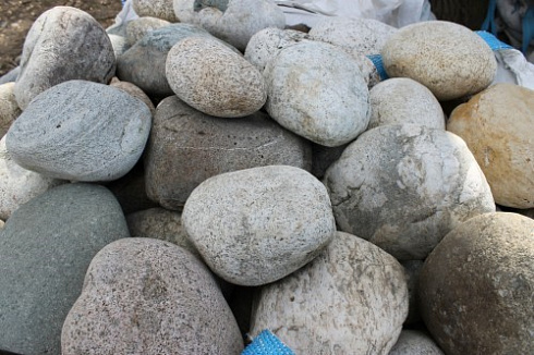 Kamenclub.ru: Речной валун (Ассорти) фр.100-300 мм.  купить в Петрозаводске галечник серый, темно-серый, светло-серый речная галька крупных размеров 4200 руб/т   фото КАМЕНЬ КЛУБ
