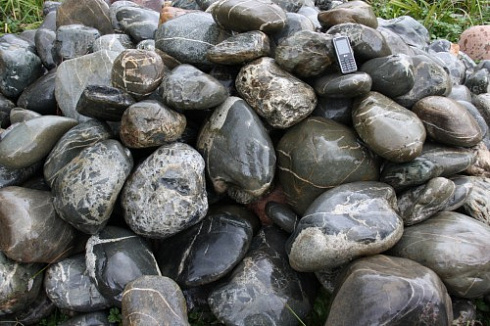 Kamenclub.ru: Валунчик Паутинник фр.100-300 мм  купить в Петрозаводске крупный природный камень галечник темно-серый с прожилками белый черный речной валунчик 5000 руб/т   фото КАМЕНЬ КЛУБ