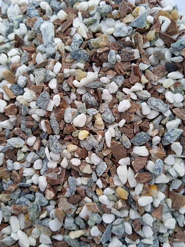 Kamenclub.ru: Мраморная крошка (щебень крошка микс : белый-черный-розовый) фр. 3-5 мм.  купить в Петрозаводске мрамор белый, черный, розовый, разноцветный мраморная каменная крошка декорвтивная 12000 руб/т   фото КАМЕНЬ КЛУБ