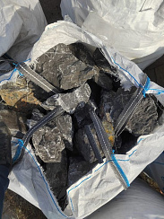 Kamenclub.ru: Черный мрамор скальник фр. 100-500 мм.  купить в Петрозаводске мрамор черный белый серый крупный колотый валун ландшафтный 8500 руб/т   фото КАМЕНЬ КЛУБ