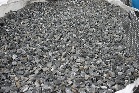 Kamenclub.ru: Щебень крошка черный (мрамор) фр. 10-20 мм.  купить в Петрозаводске мрамор черный с белыми прожилками, черный, белый каменная ландшафтная декоративная крошка щебня 11000 руб/т   фото КАМЕНЬ КЛУБ