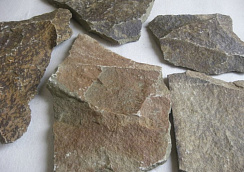 Kamenclub.ru: Песчаник пластушка "фонтанка" серо-зеленая (3,0-5,0 см)  купить в Петрозаводске песчаник серо-зеленая колотые плитки облицовочные пластушки 11400 руб/м3   фото КАМЕНЬ КЛУБ