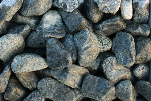 Kamenclub.ru: Щебень галтованный зеленый (змеевик) фр. 50-100 мм.  купить в Петрозаводске галтовка мраморная зеленый, салатовый мрамор 12 500 руб/т   фото КАМЕНЬ КЛУБ