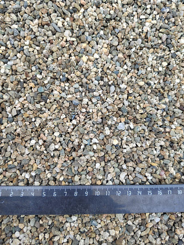 Kamenclub.ru: Галька речная окат (серая) фр.3-5 мм купить  в Петрозаводске галька речная серая бежевый темно-серый окатанный речной камень округлый 9500 руб/т   фото КАМЕНЬ КЛУБ