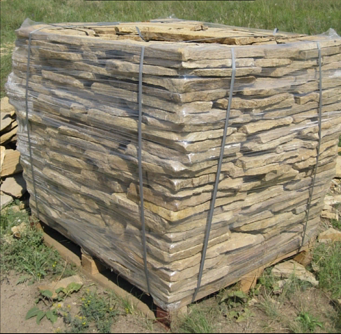 Kamenclub.ru: Песчаник пластушка желтый с рисунком (3 см)  купить в Петрозаводске песчаник желтый с рисунком, рыжий, желтый песчаник пластушка ландшафтная рваная 8 500 руб/м3   фото КАМЕНЬ КЛУБ