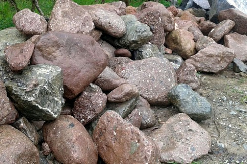 Kamenclub.ru: Конгломераты фр. 300-1000 мм.  купить в Петрозаводске кварц мрамор диабаз коричневый, серый зеленоватый речной валун крупный 6500 руб/т   фото КАМЕНЬ КЛУБ