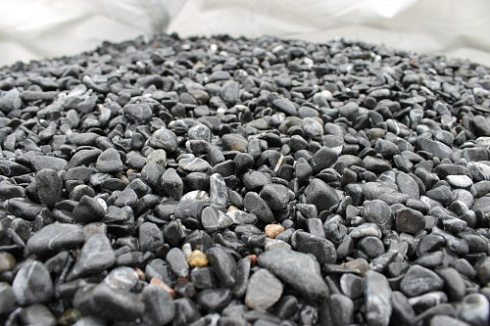 Kamenclub.ru: Щебень галтованный черный (мрамор) фр.10-20 мм.  купить в Петрозаводске мрамор черный с белыми прожилками, черный, белый окатанный округлый ландшафтный декоративный щебень 15000 руб/т   фото КАМЕНЬ КЛУБ