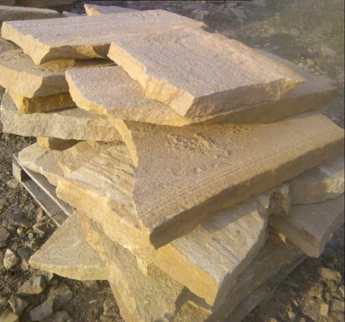 Kamenclub.ru: Форматный камень (плаха) пошаговая дорожка от 70-150 см (4 -12 см)  купить в Петрозаводске плитняк  форматный плаха желтый песчаник 9 000 руб/т   фото КАМЕНЬ КЛУБ
