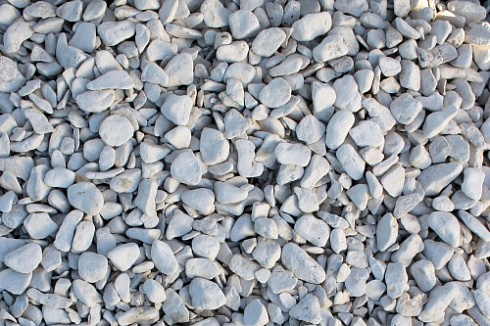 Kamenclub.ru: Щебень галтованный белый (мрамор) фр.5-10 мм.  купить в Петрозаводске мрамор белый, айвори, молочный каменная мраморная декоративная ландшафтная крошка 17000 руб/т   фото КАМЕНЬ КЛУБ