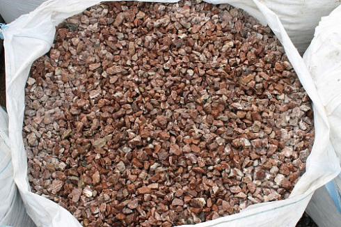 Kamenclub.ru: Мраморная крошка (щебень крошка розовый) фр. 20-40 мм.  купить в Петрозаводске мрамор розовый, красный мраморная крошка декоративная 11000 руб/т   фото КАМЕНЬ КЛУБ
