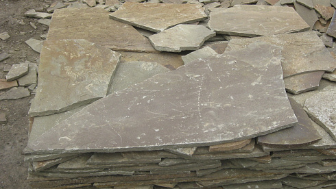 Kamenclub.ru: Песчаник пластушка серо-зеленый (3,0 см)  купить в Петрозаводске песчаник серо-зеленый, серый, зеленый песчаник пластушка колотый рваный ландшафтный 10200 руб/м3   фото КАМЕНЬ КЛУБ