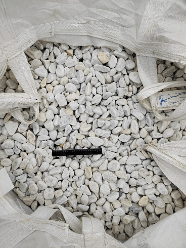Kamenclub.ru: Мраморная крошка (щебень галтованный белый) фр.40-70 мм.  купить в Петрозаводске мрамор белый молочный айвори окатанный округлый природный камень 17000 руб/т   фото КАМЕНЬ КЛУБ