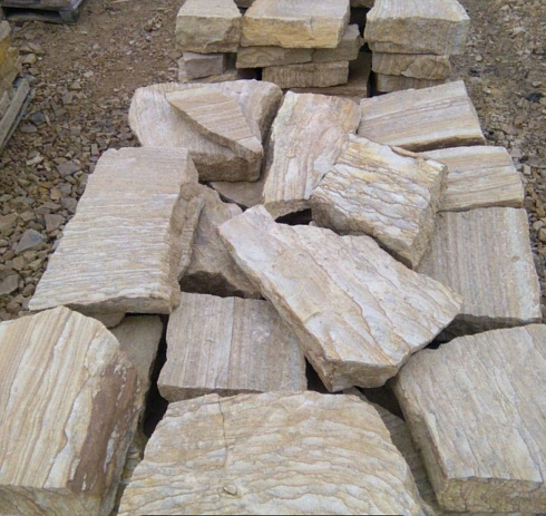 Kamenclub.ru: Песчаник пластушка желтый с рисунком (7-15 см)  купить в Петрозаводске плитняк - пластушка - бут желтый песчаник 10200 руб/м3   фото КАМЕНЬ КЛУБ