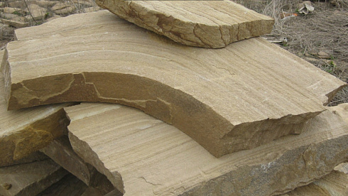 Kamenclub.ru: Форматный камень (плаха) пошаговая дорожка от 70-150 см (4 -12 см)  купить в Петрозаводске плитняк  форматный плаха желтый песчаник 9 000 руб/т   фото КАМЕНЬ КЛУБ