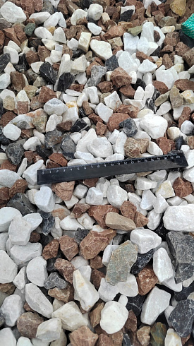 Kamenclub.ru: Мраморная крошка (щебень крошка микс : белый-черный-розовый) фр. 20-40 мм.  купить в Петрозаводске мрамор белый, черный, розовый декоративная ландшафтная крошка 12000 руб/т   фото КАМЕНЬ КЛУБ