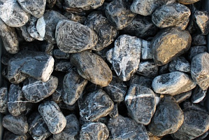 Kamenclub.ru: Щебень галтованный черный (мрамор) фр. 50-100 мм.  купить в Петрозаводске мрамор черный с белыми прожилками щебень ландшафтный мраморный 15000 руб/т   фото КАМЕНЬ КЛУБ