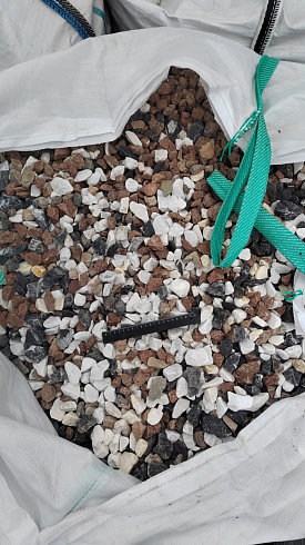 Kamenclub.ru: Мраморная крошка (щебень крошка микс : белый-черный-розовый) фр. 20-40 мм.  купить в Петрозаводске мрамор белый, черный, розовый декоративная ландшафтная крошка 12000 руб/т   фото КАМЕНЬ КЛУБ