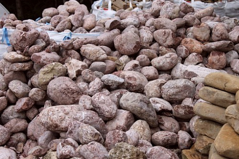 Kamenclub.ru: Розовый валунчик фр.100-300 мм.  купить в Петрозаводске крупный природный камень розовый, серый молочный красный речной галечник природный 7850 руб/т   фото КАМЕНЬ КЛУБ