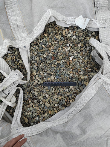 Kamenclub.ru: Галька речная окат (серая) фр.10-20 мм купить  в Петрозаводске галька речная серая, серый, темно-серый, светло-серый, коричневый ландшафтная декоративная речная окатанная округлая галька 5000 руб/т   фото КАМЕНЬ КЛУБ