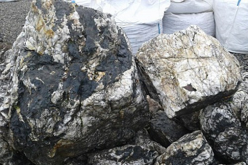 Kamenclub.ru: Черный гранит - кварцит фр. 100-500 мм.  купить в Петрозаводске мрамор гранит черный с белыми прожилками, серый, белый валун скальный колотый 7000 руб/т   фото КАМЕНЬ КЛУБ