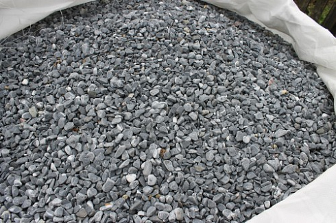 Kamenclub.ru: Щебень галтованный черный (мрамор) фр.10-20 мм.  купить в Петрозаводске мрамор черный с белыми прожилками, черный, белый окатанный округлый ландшафтный декоративный щебень 15000 руб/т   фото КАМЕНЬ КЛУБ