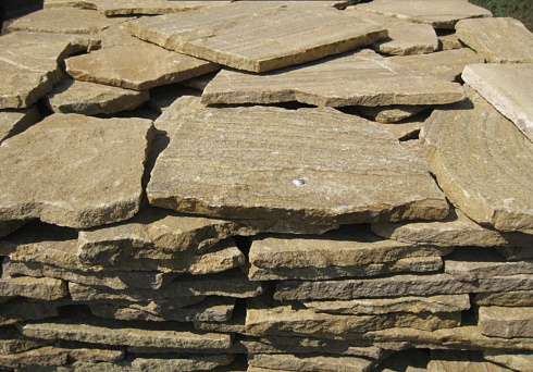 Kamenclub.ru: Песчаник пластушка желтый с рисунком (3 см)  купить в Петрозаводске песчаник желтый с рисунком, рыжий, желтый песчаник пластушка ландшафтная рваная 8 500 руб/м3   фото КАМЕНЬ КЛУБ