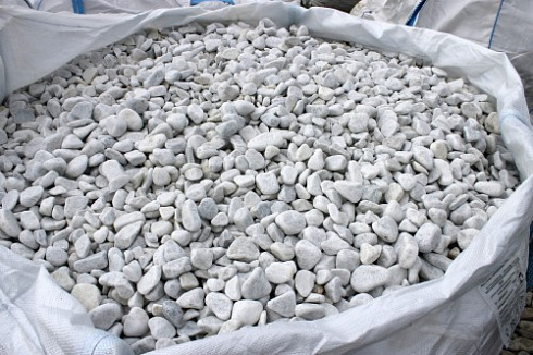 Kamenclub.ru: Мраморная крошка (щебень галтованный белый), фр.20-40 мм.  купить в Петрозаводске мрамор белый бежевый молочный мраморный щебень декоративный 17000 руб/т   фото КАМЕНЬ КЛУБ