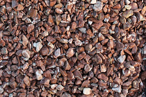 Kamenclub.ru: Мраморная крошка (щебень галтованный розовый) фр.40-70 мм.  купить в Петрозаводске мрамор розовый, красный галтовка мраморная щебня 15000 руб/т   фото КАМЕНЬ КЛУБ