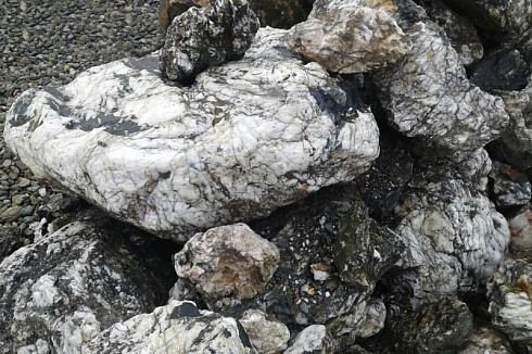 Kamenclub.ru: Черный гранит - кварцит фр. 100-500 мм.  купить в Петрозаводске мрамор гранит черный с белыми прожилками, серый, белый валун скальный колотый 7000 руб/т   фото КАМЕНЬ КЛУБ