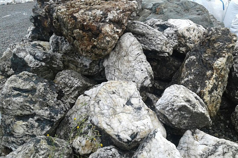 Kamenclub.ru: Черный гранит - кварцит фр. 100-500 мм.  купить в Петрозаводске мрамор гранит черный с белыми прожилками, серый, белый валун скальный колотый 7000 руб/т   фото КАМЕНЬ КЛУБ