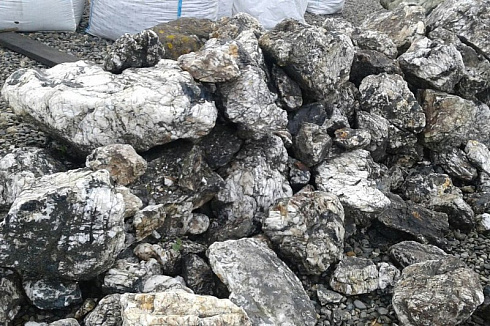 Kamenclub.ru: Черный гранит - кварцит фр. 100-500 мм.  купить в Петрозаводске мрамор гранит черный с белыми прожилками, серый, белый валун скальный колотый 7000 руб/т   фото КАМЕНЬ КЛУБ