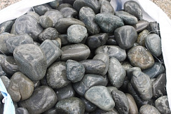 Kamenclub.ru: Темно-серый валунчик фр.100-300 мм.  купить в Петрозаводске крупный природный камень серый, темно-серый, светло-серый речная галька большого размера окатанная 4500 руб/т   фото КАМЕНЬ КЛУБ