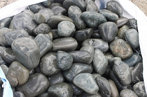 Kamenclub.ru: Темно-серый валунчик фр.100-300 мм.  купить в Петрозаводске крупный природный камень серый, темно-серый, светло-серый речная галька большого размера окатанная 4500 руб/т   фото КАМЕНЬ КЛУБ