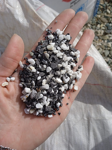 Kamenclub.ru: Мраморная крошка (щебень галтованный микс:белый-черный-розовый-медовый) фр.5-10 мм.  купить в Петрозаводске мрамор белый, медовый, черный, розовый мраморный галтованный щебень декоративный ландшафтный 15500 руб/т   фото КАМЕНЬ КЛУБ