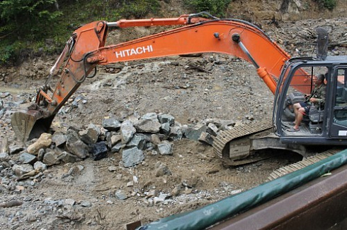 Kamenclub.ru: Гранит скальник (серо-зеленый) фр. 100-500 мм.  купить в Петрозаводске гранит зеленый, серый, салатовый крупный ландшафтный валун 6 000 руб/т   фото КАМЕНЬ КЛУБ