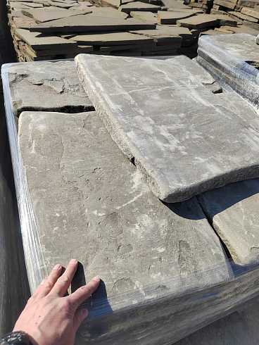 Kamenclub.ru: Песчаник пластушка галтованная светло-серая (3,0 см)  купить в Петрозаводске песчаник светло-серый, серый ландшафтный камень рваный колотый 21000 руб/м3   фото КАМЕНЬ КЛУБ