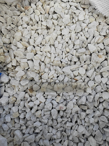 Kamenclub.ru: Мраморная крошка, щебень, цвет-белый, фр. 10-20 мм.  купить в Петрозаводске мрамор белый, молочный айвори каменная ландшафтная декоративная крошка шебня 12000 руб/т   фото КАМЕНЬ КЛУБ