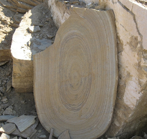 Kamenclub.ru: Форматный камень (плаха) пошаговая дорожка от 70-150 см (4 -12 см)  купить в Петрозаводске плитняк  форматный плаха желтый песчаник 9 000 руб/т   фото КАМЕНЬ КЛУБ