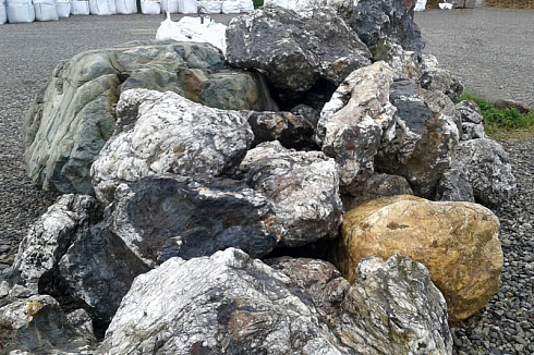 Kamenclub.ru: Черный гранит - кварцит фр. 500-1000 мм.  купить в Петрозаводске гранит кварцит черный серый белый скальный колотый валун 9750 руб/т   фото КАМЕНЬ КЛУБ