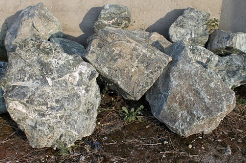 Kamenclub.ru: Змеевик скальник фр. 500-1500 мм.  купить в Петрозаводске змеевик зеленый серый черный глыба скальная колотая 7500 руб/т   фото КАМЕНЬ КЛУБ