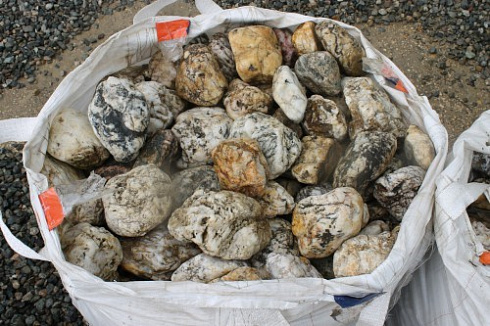 Kamenclub.ru: Кварцевый валунчик фр.100-300 мм.  купить в Петрозаводске кварц белый, бежевый молочный рыжий крупный природный камень галечник 7850 руб/т   фото КАМЕНЬ КЛУБ